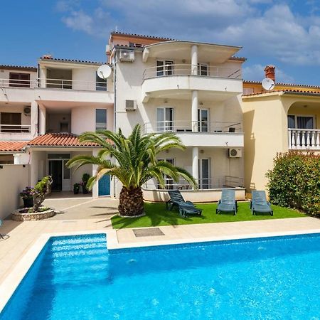 Apartments And Rooms Alenka Banjole Exterior foto