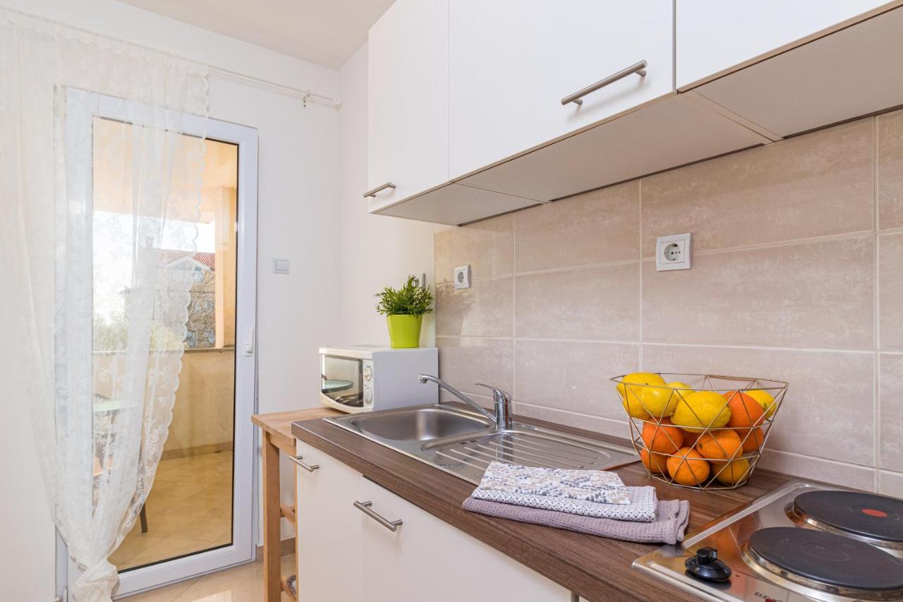 Apartments And Rooms Alenka Banjole Exterior foto