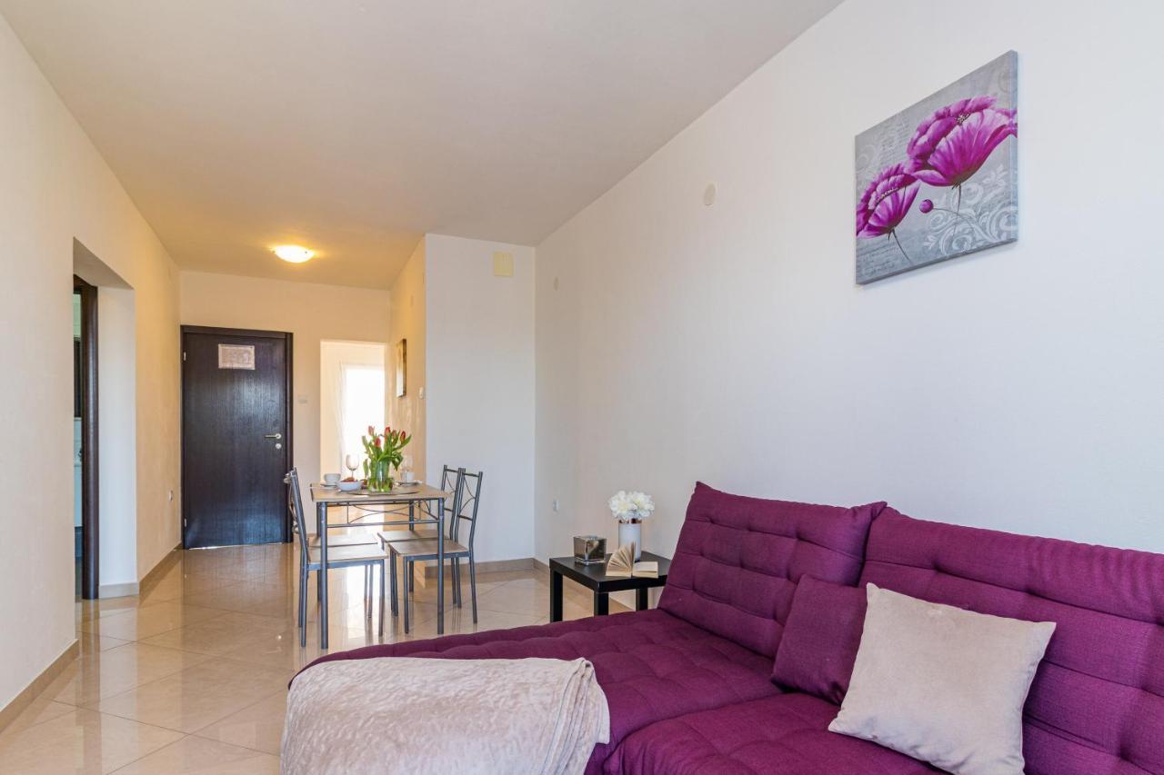 Apartments And Rooms Alenka Banjole Exterior foto