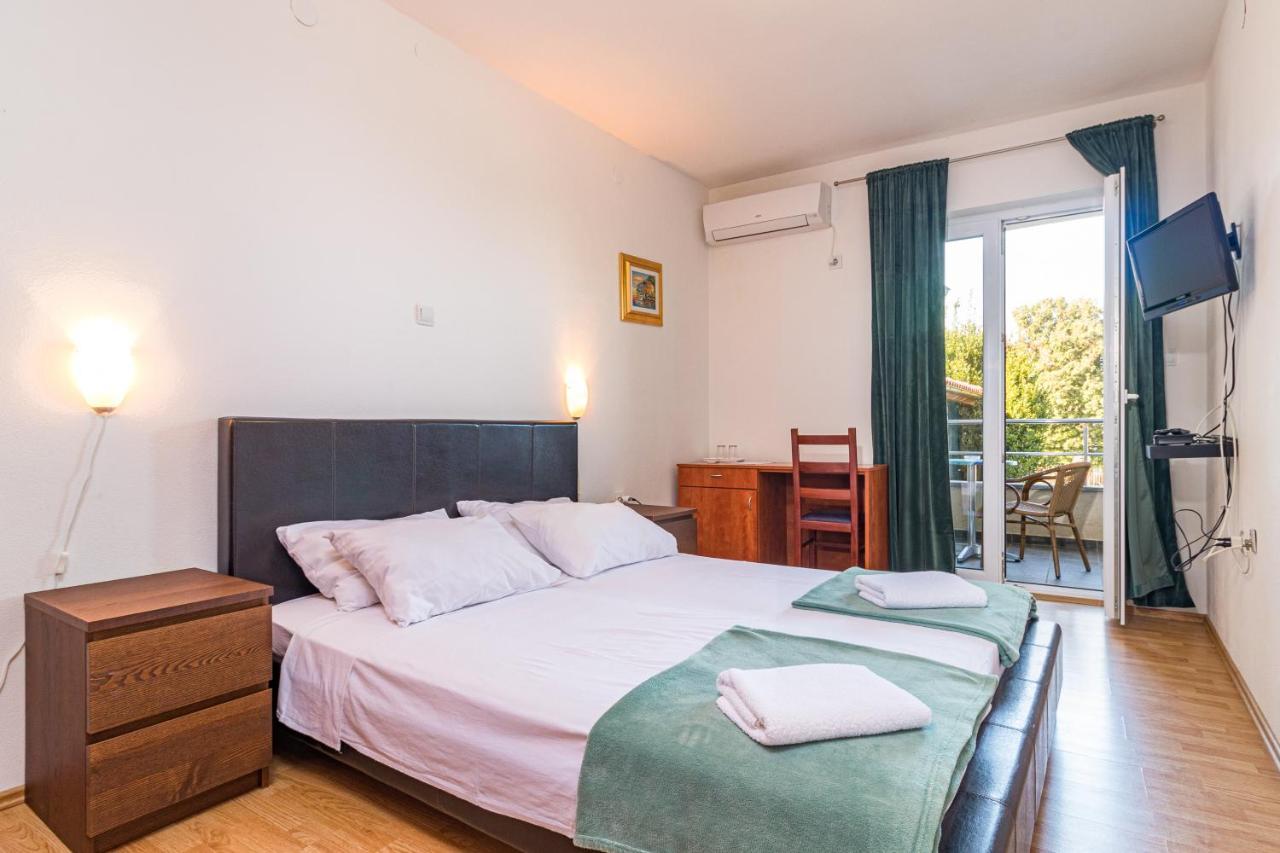 Apartments And Rooms Alenka Banjole Exterior foto
