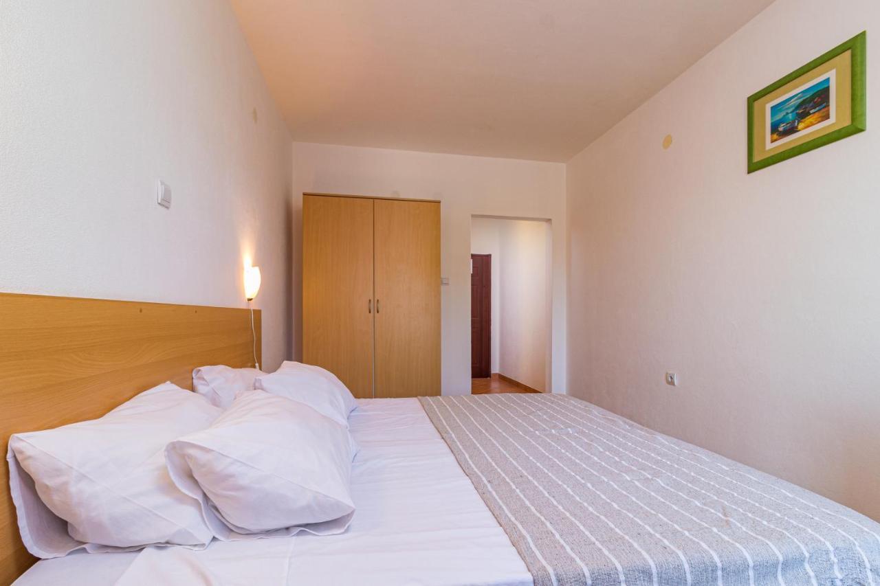 Apartments And Rooms Alenka Banjole Exterior foto