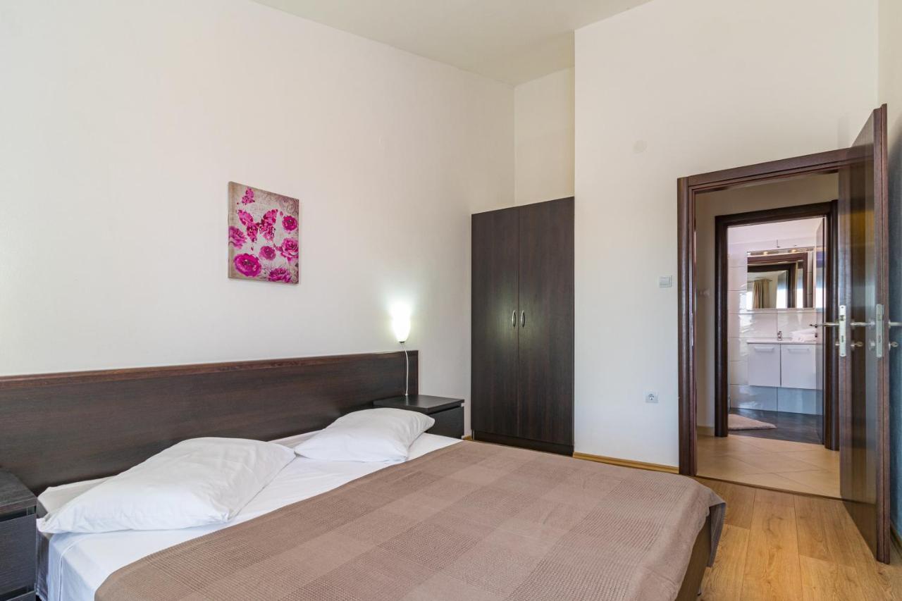 Apartments And Rooms Alenka Banjole Exterior foto