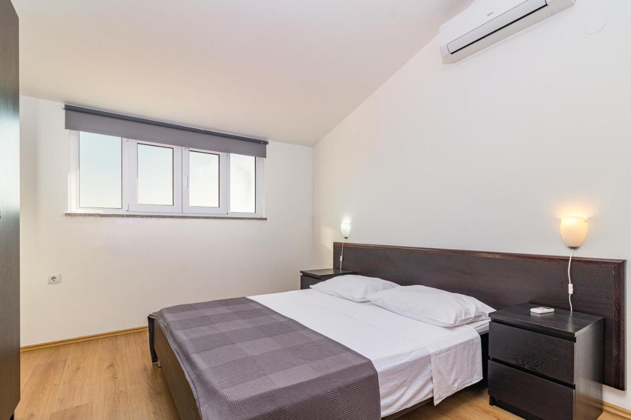 Apartments And Rooms Alenka Banjole Exterior foto