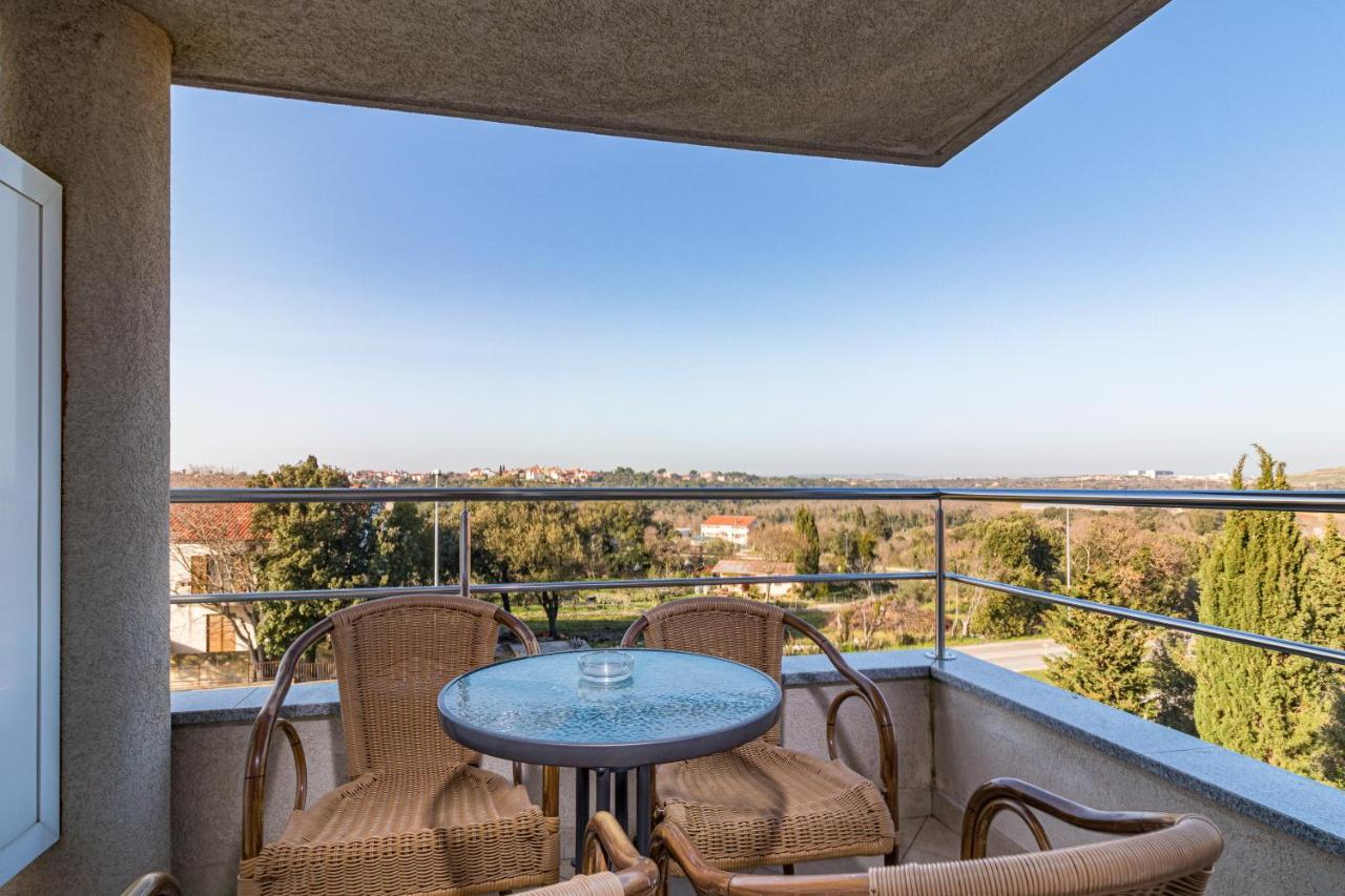Apartments And Rooms Alenka Banjole Exterior foto