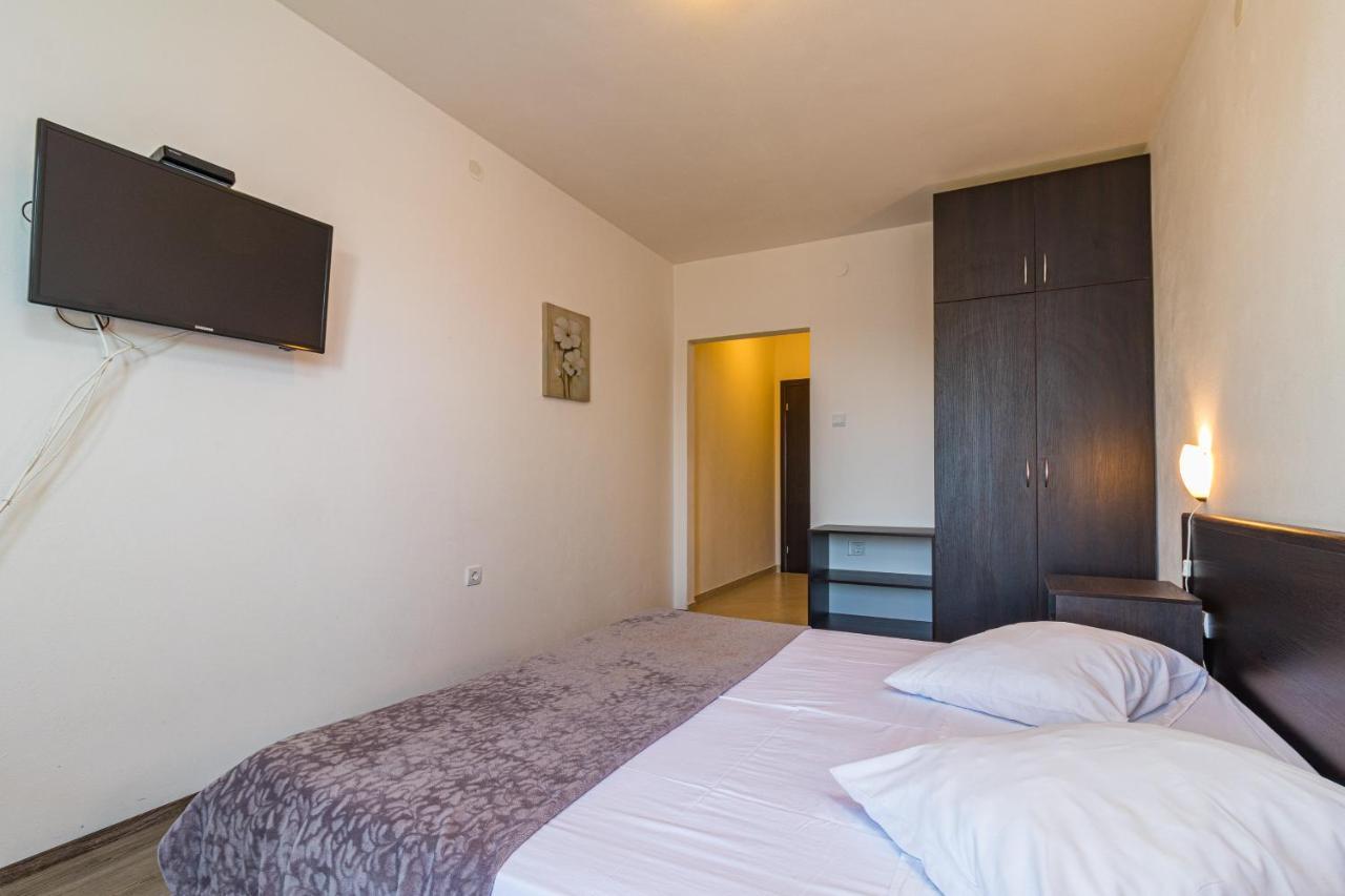 Apartments And Rooms Alenka Banjole Exterior foto