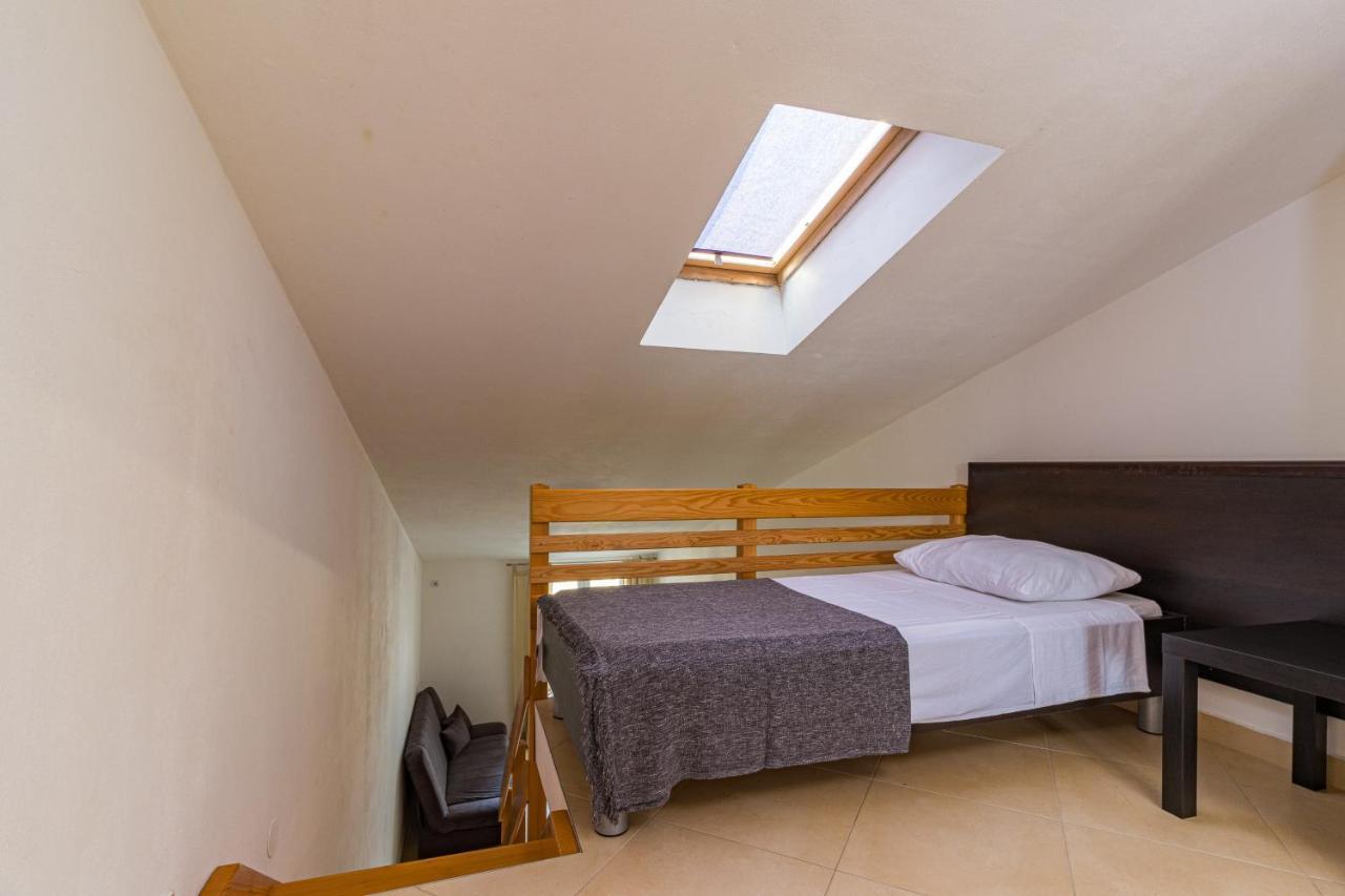 Apartments And Rooms Alenka Banjole Exterior foto