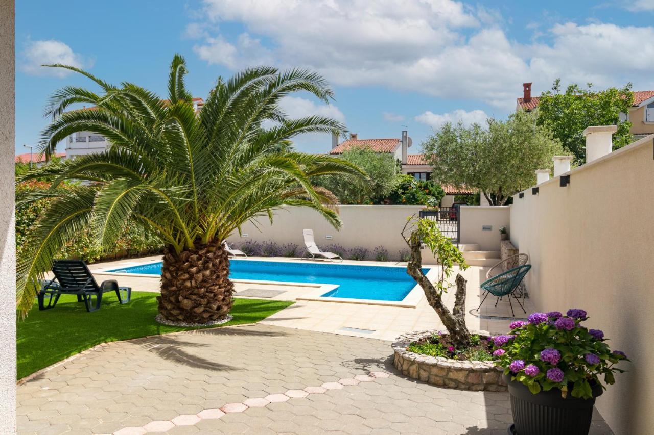 Apartments And Rooms Alenka Banjole Exterior foto