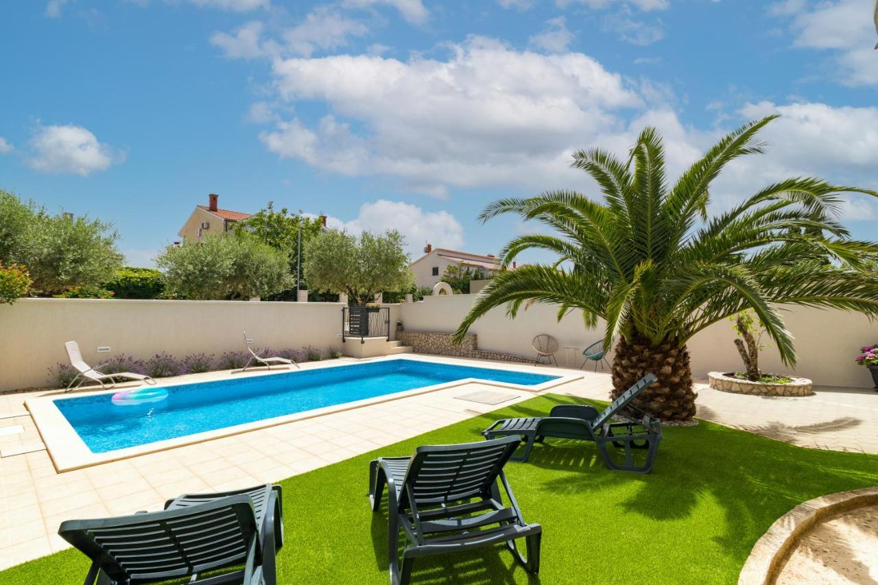 Apartments And Rooms Alenka Banjole Exterior foto