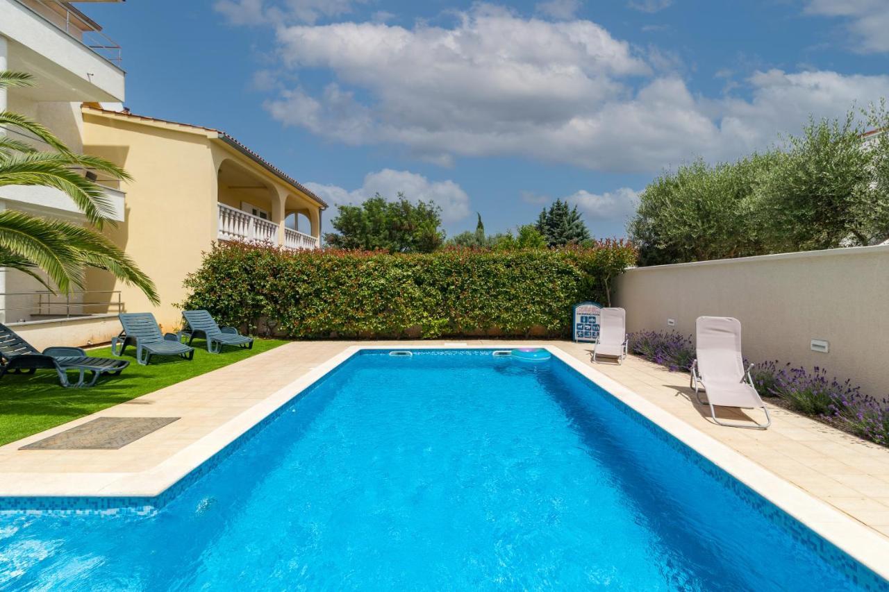 Apartments And Rooms Alenka Banjole Exterior foto