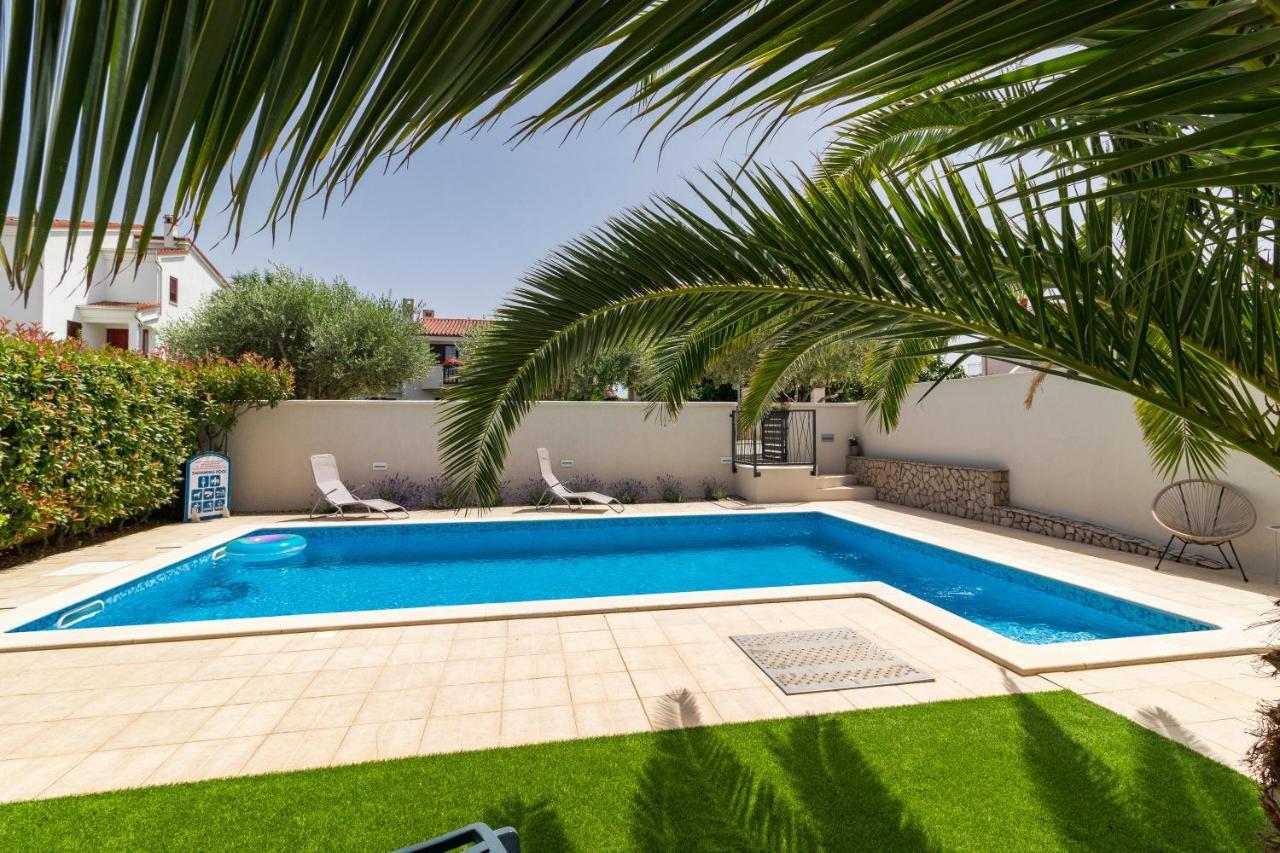 Apartments And Rooms Alenka Banjole Exterior foto