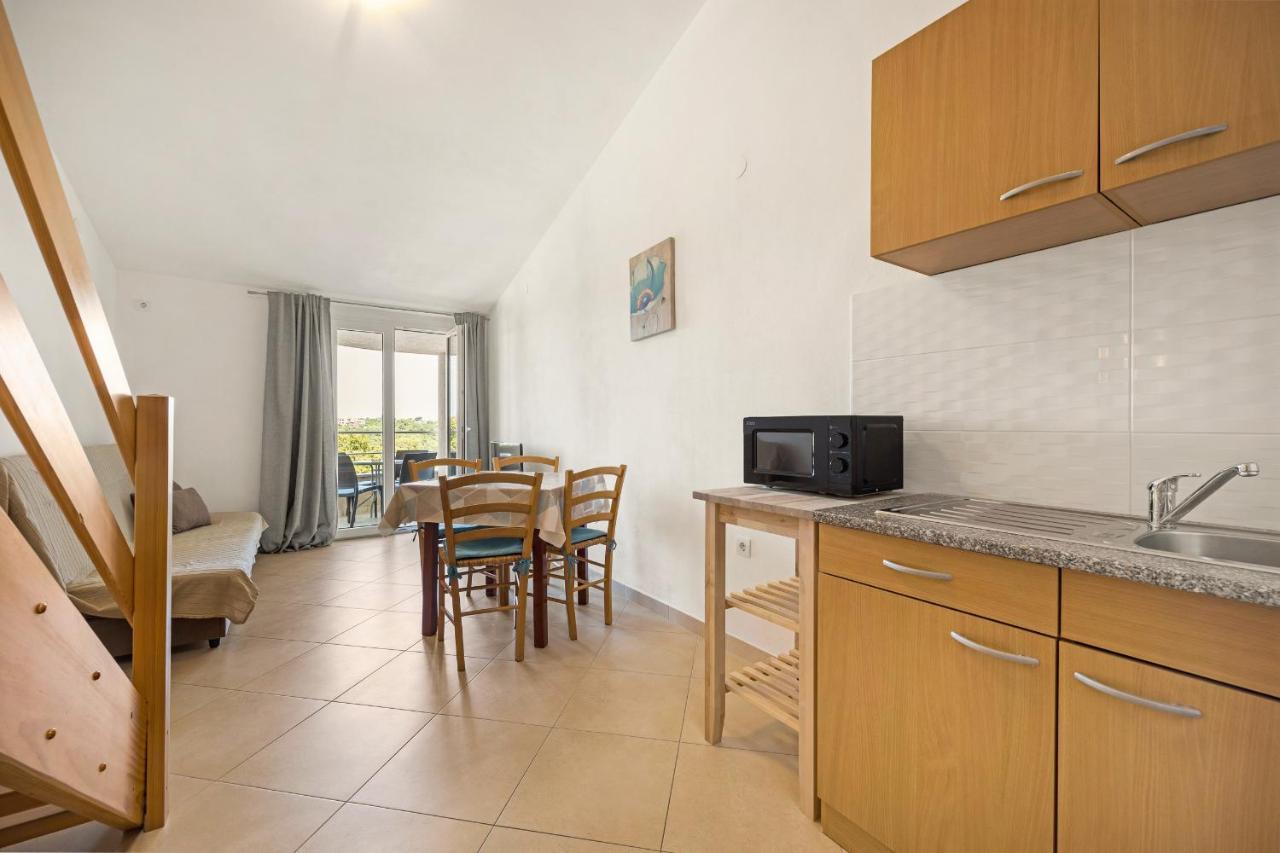 Apartments And Rooms Alenka Banjole Exterior foto