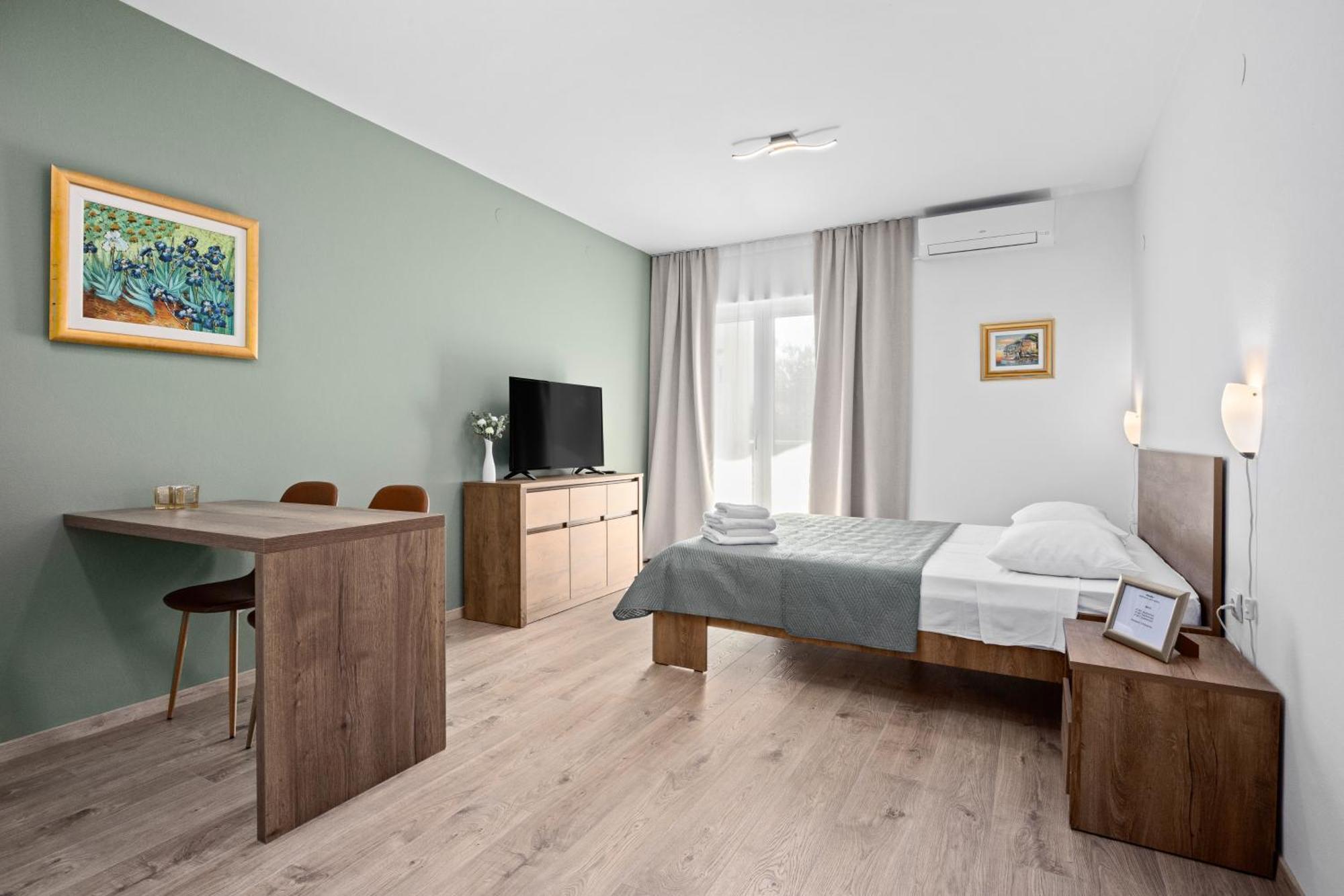 Apartments And Rooms Alenka Banjole Exterior foto
